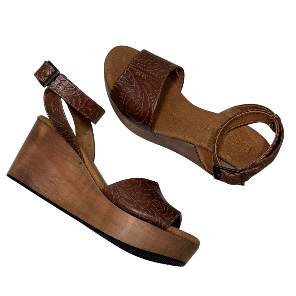 Sundance Womens 7 Five Worlds Platform Sandals Tooled Leather Wood wedge New